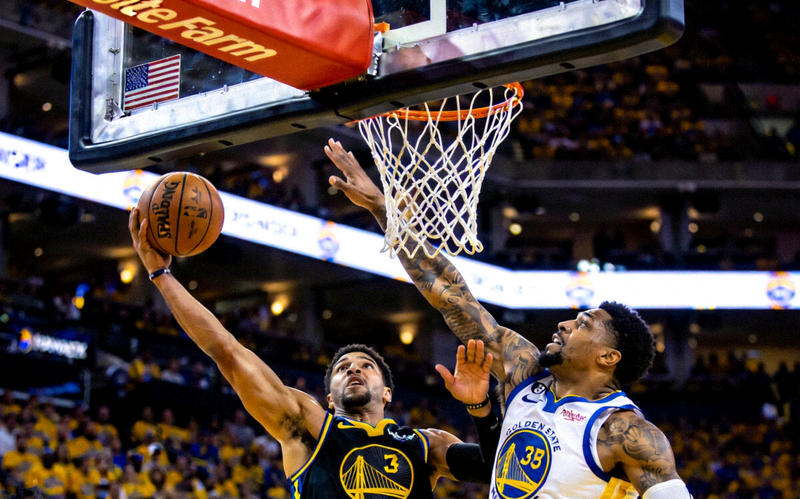 美国职业篮球联赛总决赛高清图片 - 球员在篮下对抗的瞬间