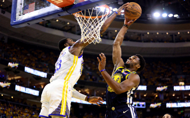 美国职业篮球联赛总决赛高清图片 - 球员在篮下对抗的瞬间