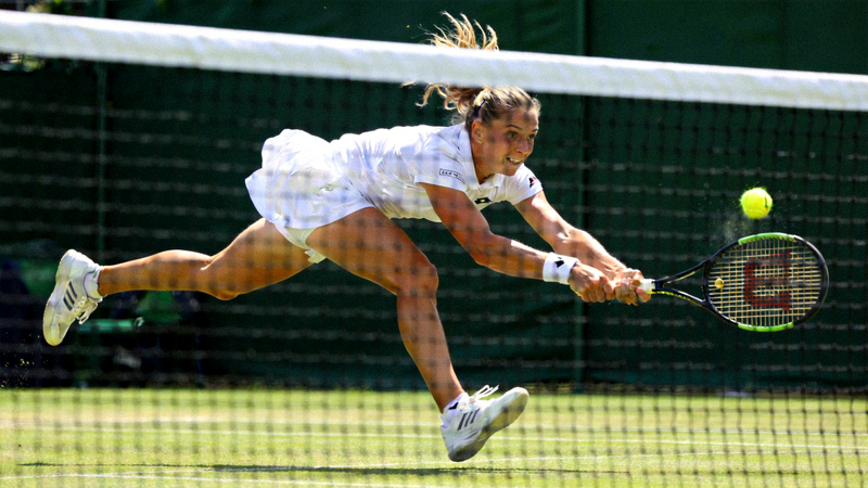 温布尔登网球锦标赛高清图片 - 选手在草地上奋力挥拍击球的优雅姿态