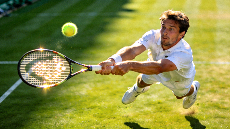 温布尔登网球锦标赛高清图片 - 选手在草地上奋力挥拍击球的优雅姿态