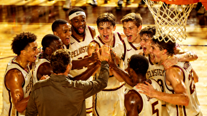 一支篮球队在比赛后围在一起互相加油鼓劲，体现团队精神