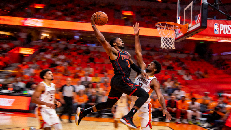 NBA季后赛比赛中球员激烈对抗上篮的精彩镜头